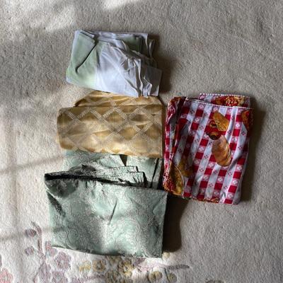 LOT 116L: Various Pieces of Fabric and Linens