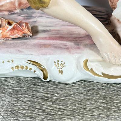 LOT 124F: Vintage Capodimonte Italy Porcelain Sculpture FF177 (13")