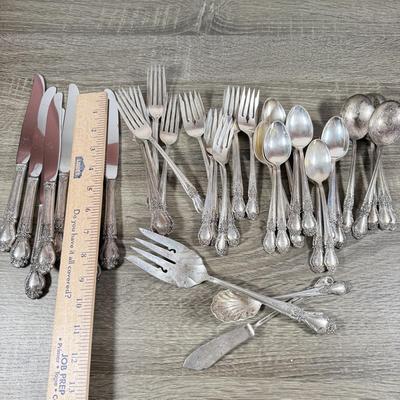 LOT 135K: International Sterling Brocade Silverware Set (1644.6gtw - not including knives)