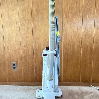 LOT 139F: Shark Vacuum Cleaner Model UV560 31
