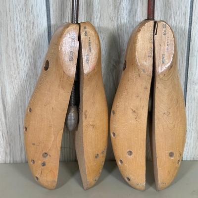 LOT 141B: Vintage Esquire Shoe Valet De Luxe Shoe Shine Box & More