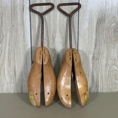 LOT 141B: Vintage Esquire Shoe Valet De Luxe Shoe Shine Box & More