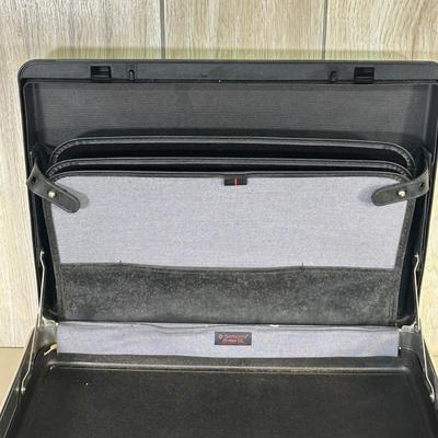 LOT 146B: Vintage Locking Briefcases - Samsonite & More