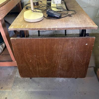 LOT 149B: Vintage Drop Leaf Sewing Table w/ Singer 5910 Sewing Machine