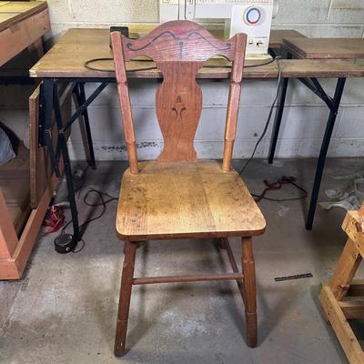 LOT 149B: Vintage Drop Leaf Sewing Table w/ Singer 5910 Sewing Machine
