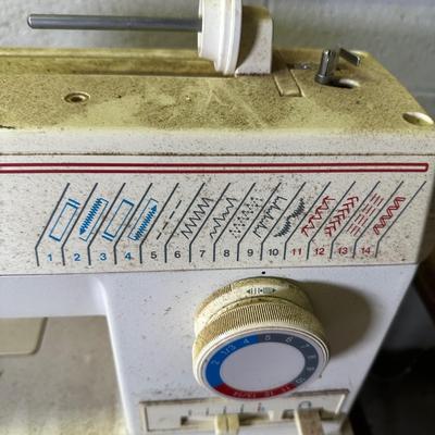 LOT 149B: Vintage Drop Leaf Sewing Table w/ Singer 5910 Sewing Machine