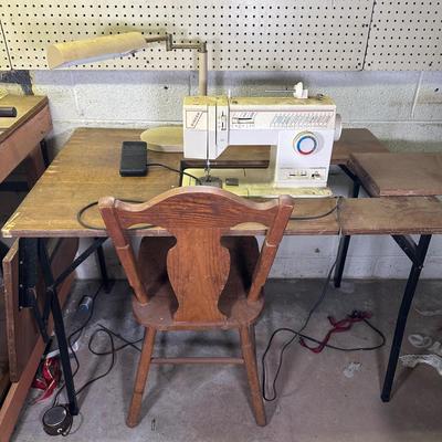 LOT 149B: Vintage Drop Leaf Sewing Table w/ Singer 5910 Sewing Machine