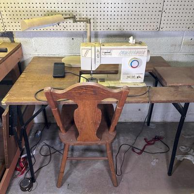 LOT 149B: Vintage Drop Leaf Sewing Table w/ Singer 5910 Sewing Machine