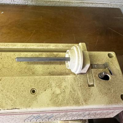 LOT 149B: Vintage Drop Leaf Sewing Table w/ Singer 5910 Sewing Machine