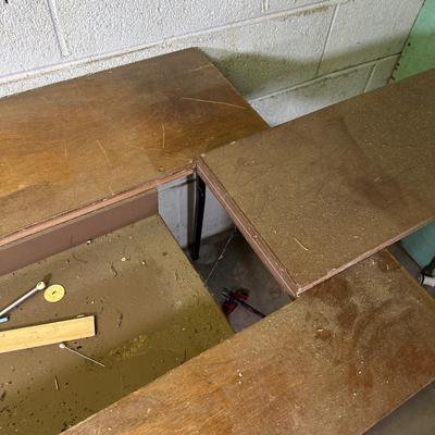 LOT 149B: Vintage Drop Leaf Sewing Table w/ Singer 5910 Sewing Machine