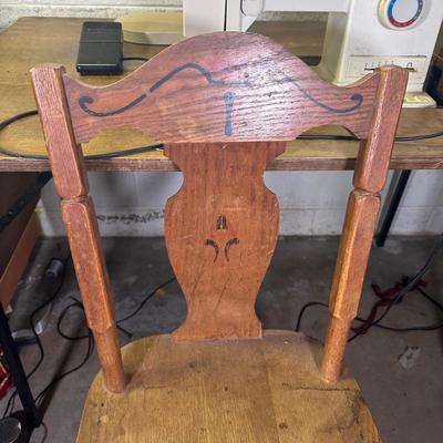 LOT 149B: Vintage Drop Leaf Sewing Table w/ Singer 5910 Sewing Machine