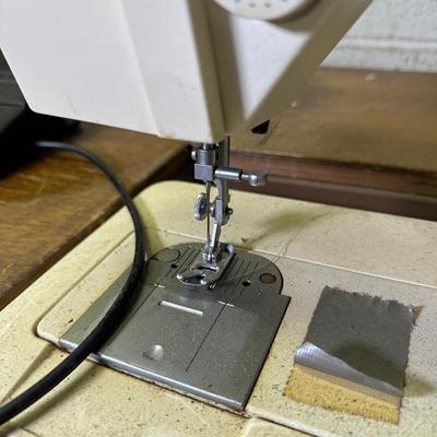 LOT 149B: Vintage Drop Leaf Sewing Table w/ Singer 5910 Sewing Machine