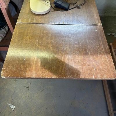 LOT 149B: Vintage Drop Leaf Sewing Table w/ Singer 5910 Sewing Machine