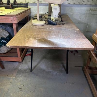 LOT 149B: Vintage Drop Leaf Sewing Table w/ Singer 5910 Sewing Machine