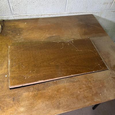 LOT 149B: Vintage Drop Leaf Sewing Table w/ Singer 5910 Sewing Machine