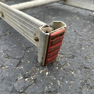 LOT 152G: Adjustable Aluminum Ladder