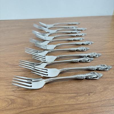 LOT 170K: Oneida Elegant Stainless Steel Flatware Set
