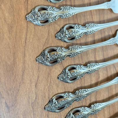 LOT 170K: Oneida Elegant Stainless Steel Flatware Set