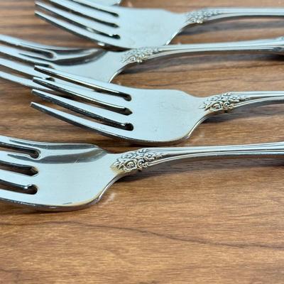 LOT 170K: Oneida Elegant Stainless Steel Flatware Set