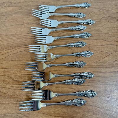 LOT 170K: Oneida Elegant Stainless Steel Flatware Set