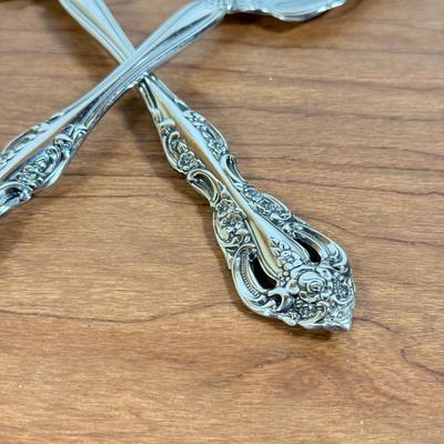 LOT 170K: Oneida Elegant Stainless Steel Flatware Set