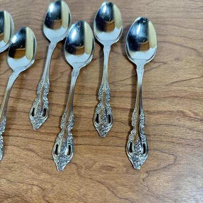 LOT 170K: Oneida Elegant Stainless Steel Flatware Set