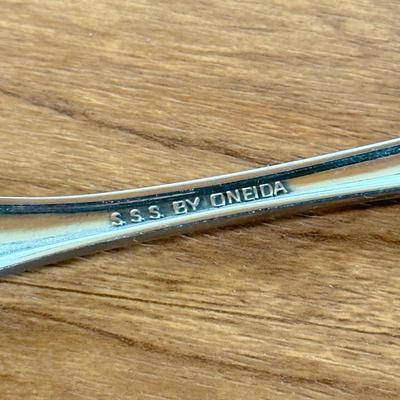 LOT 170K: Oneida Elegant Stainless Steel Flatware Set