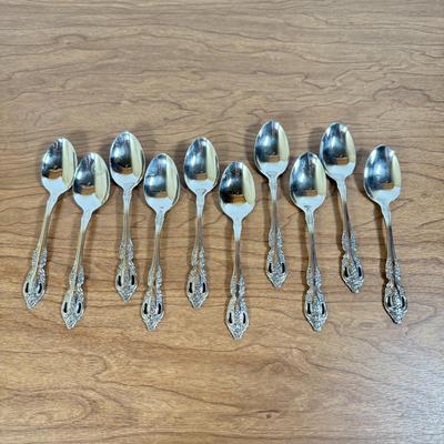LOT 170K: Oneida Elegant Stainless Steel Flatware Set