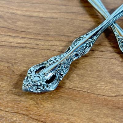 LOT 170K: Oneida Elegant Stainless Steel Flatware Set