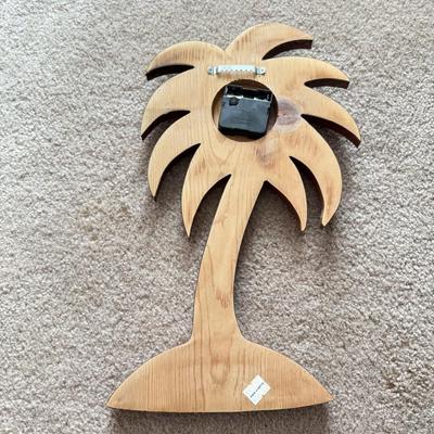 LOT 173F: Florida Palm Tree Wall Clock & 3D Metal Lighthouse Wall Art