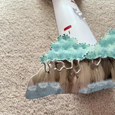 LOT 173F: Florida Palm Tree Wall Clock & 3D Metal Lighthouse Wall Art