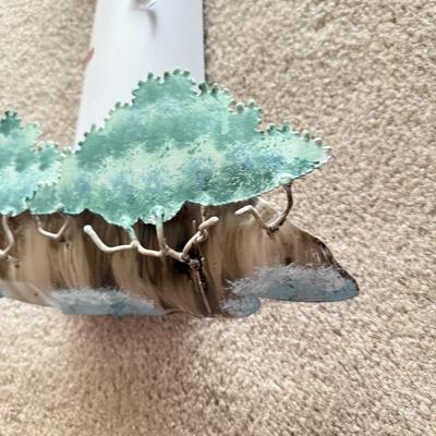 LOT 173F: Florida Palm Tree Wall Clock & 3D Metal Lighthouse Wall Art