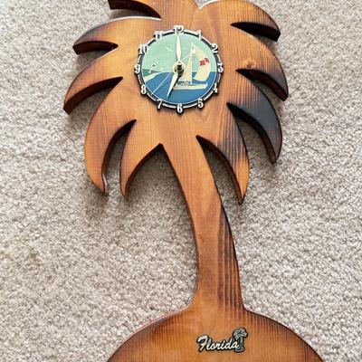 LOT 173F: Florida Palm Tree Wall Clock & 3D Metal Lighthouse Wall Art