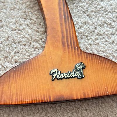 LOT 173F: Florida Palm Tree Wall Clock & 3D Metal Lighthouse Wall Art