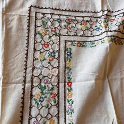 Large Assortment of Linen Tablecloths, Napkins & More (DR-RG)