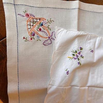 Large Assortment of Linen Tablecloths, Napkins & More (DR-RG)