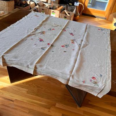 Large Assortment of Linen Tablecloths, Napkins & More (DR-RG)