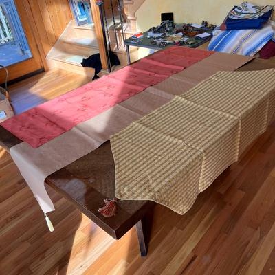 Assortment of Tablecloths & Runners (DR-RG)