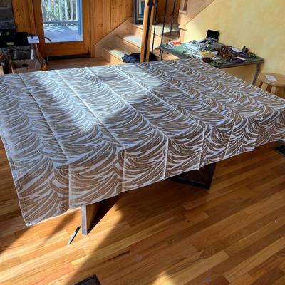 Assortment of Tablecloths & Runners (DR-RG)