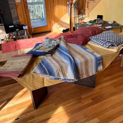 Assortment of Tablecloths & Runners (DR-RG)