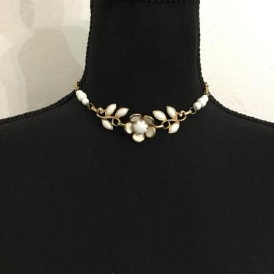 Beautiful vintage white milks stone beaded flower statement necklace