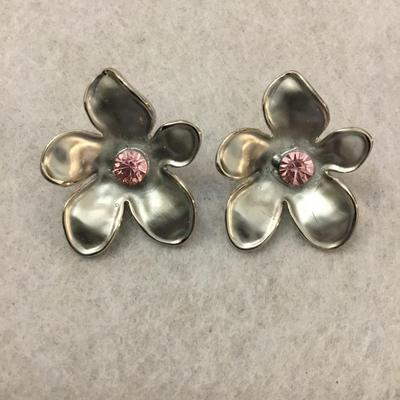 Cute Silver-tone, flower stud earrings