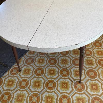 Vintage round table with Formica top