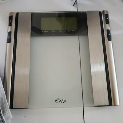 Humidifier, Bath scale, wig with stand, electric hot curlers and other hygiene / hair care items