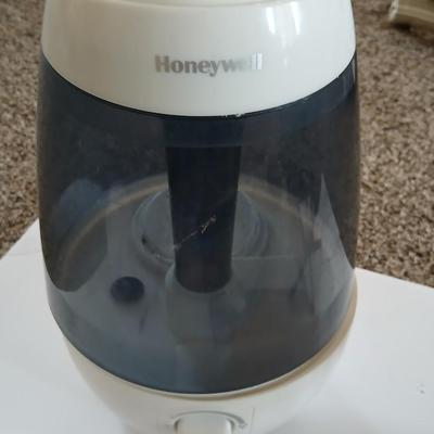 Humidifier, Bath scale, wig with stand, electric hot curlers and other hygiene / hair care items