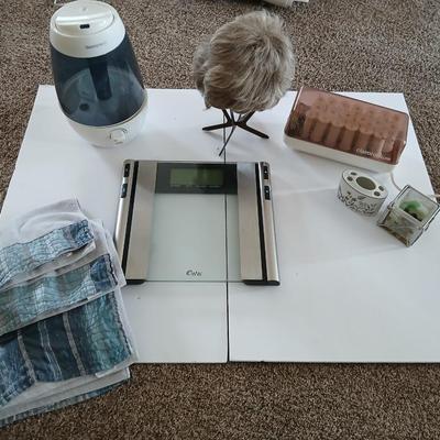 Humidifier, Bath scale, wig with stand, electric hot curlers and other hygiene / hair care items