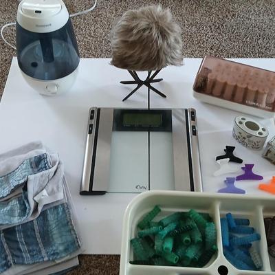 Humidifier, Bath scale, wig with stand, electric hot curlers and other hygiene / hair care items