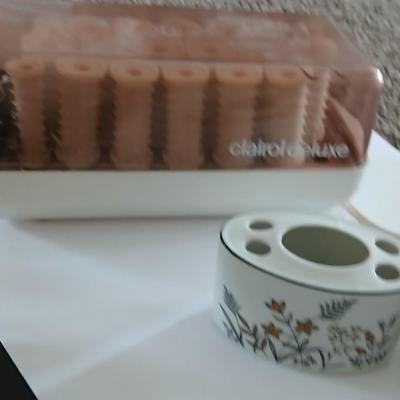 Humidifier, Bath scale, wig with stand, electric hot curlers and other hygiene / hair care items