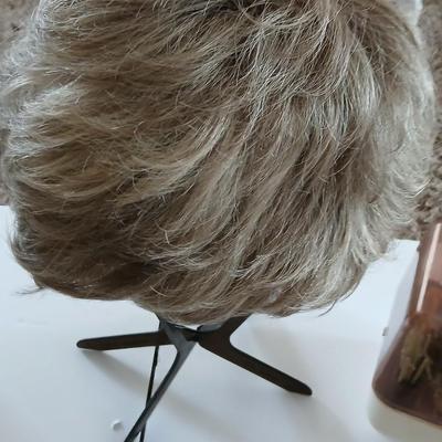 Humidifier, Bath scale, wig with stand, electric hot curlers and other hygiene / hair care items