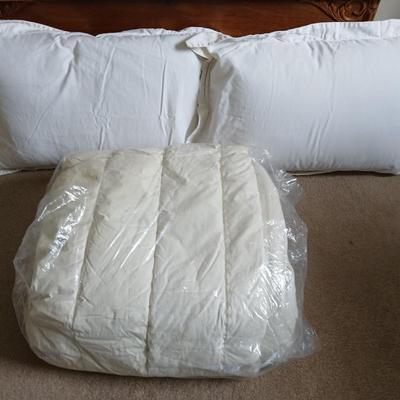 Down comforter with two pillows Queen sized